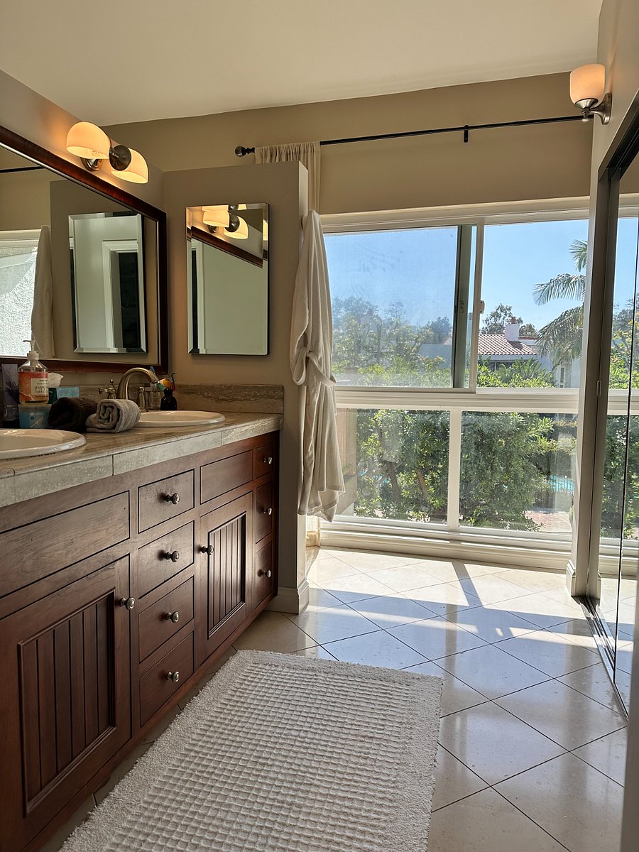 Master bad vanity with 2 sinks
