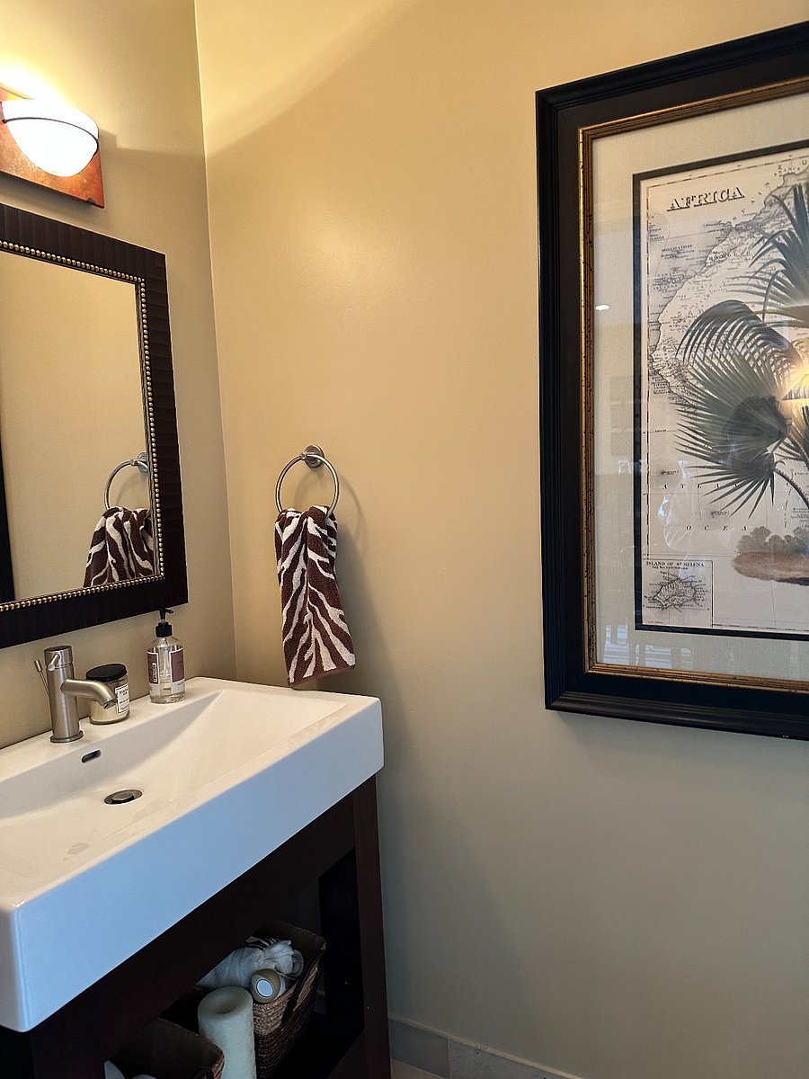 Half bathroom powder room on 1st floor