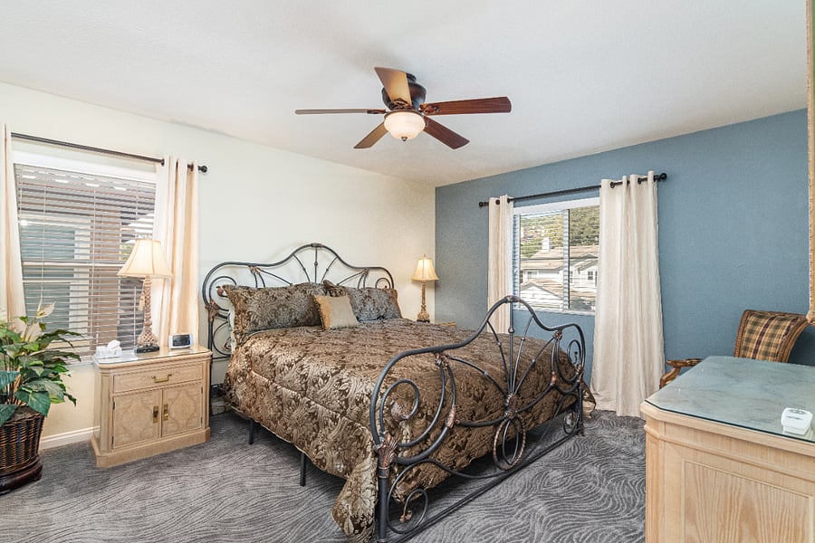 KING BED GUEST ROOM