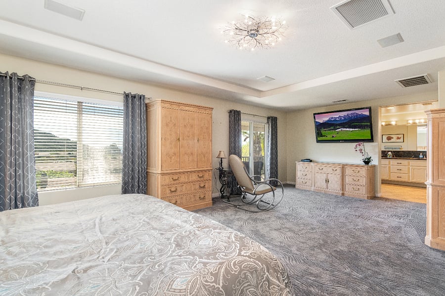 PRIMARY SUITE SITTING AREA