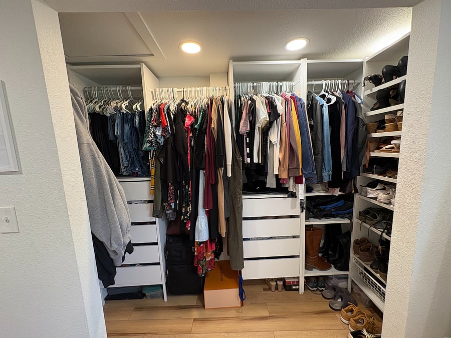 Big walk in closet that is customizable.