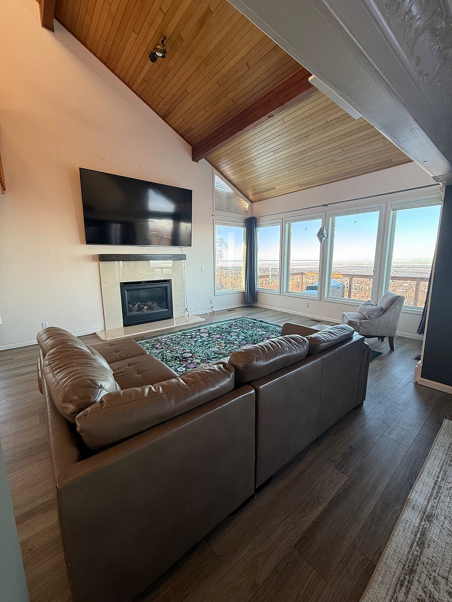 Livingroom, gas fireplace, 100" tv
