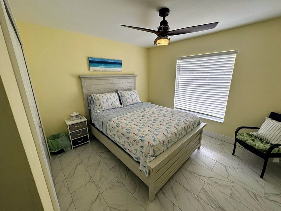 Queen size bed, large screen television, large closet. The brightest of the bedrooms