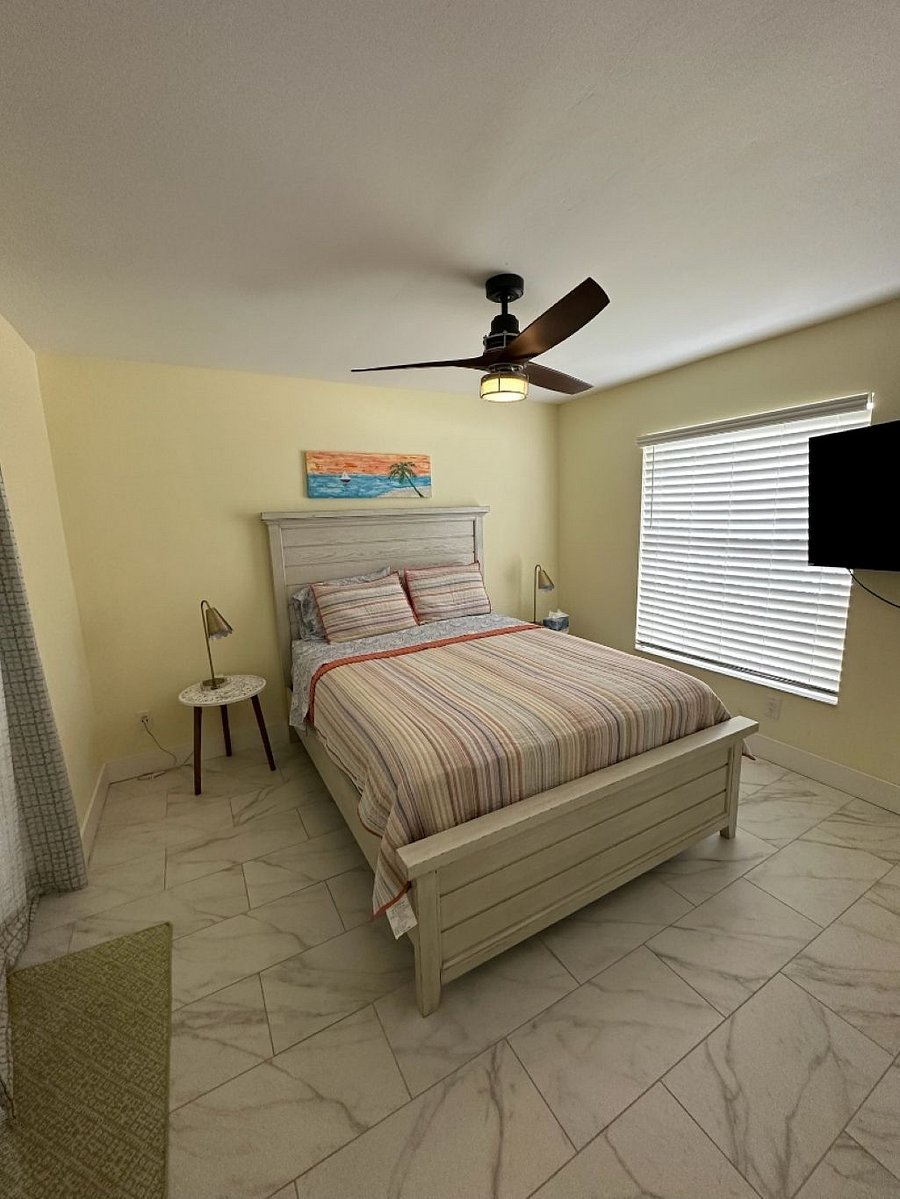 Queen bed, large screen television, large closet. Direct access to lanai