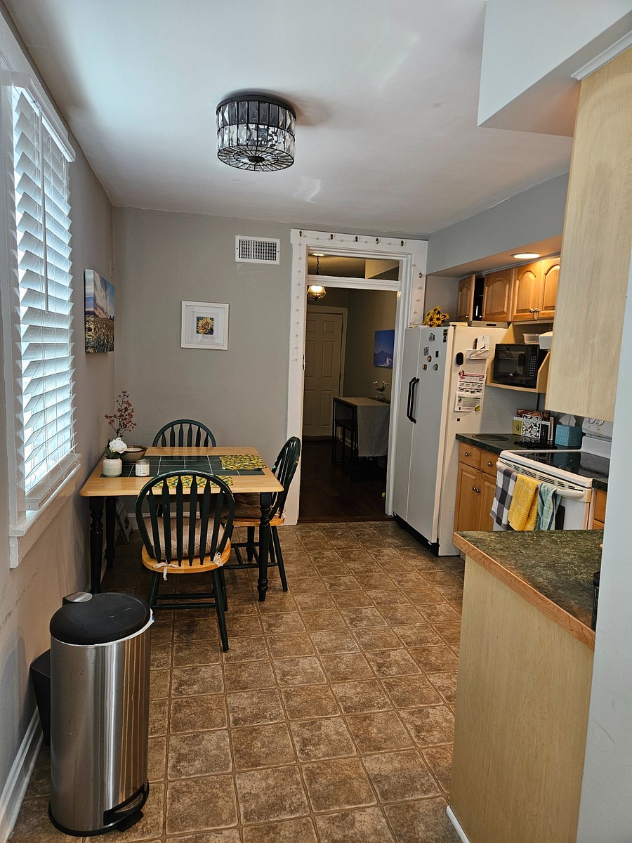 Inviting eat in kitchen