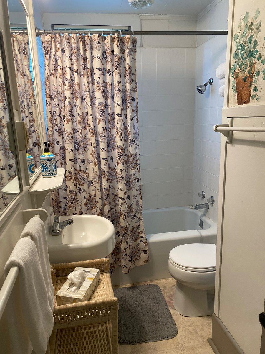 Bathroom with Shower/Tub