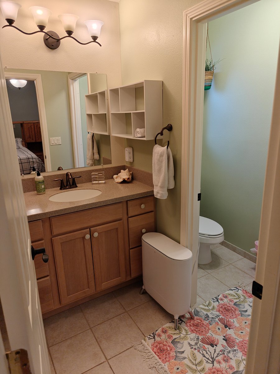 Room 1 private bathroom