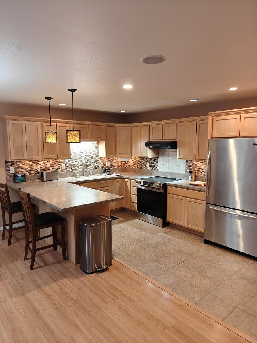 common space living room / kitchen / dining room