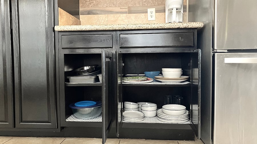 Dishes, baking tins, water pitcher, blender, rice cooker