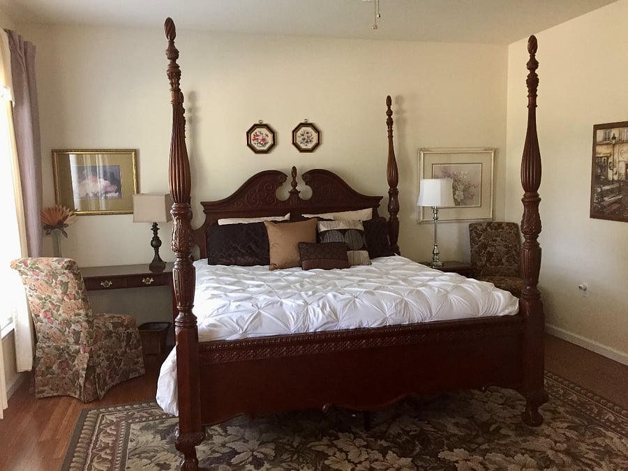 King size Bed Mahogany 4 poster frame Selection of sheets and blankets