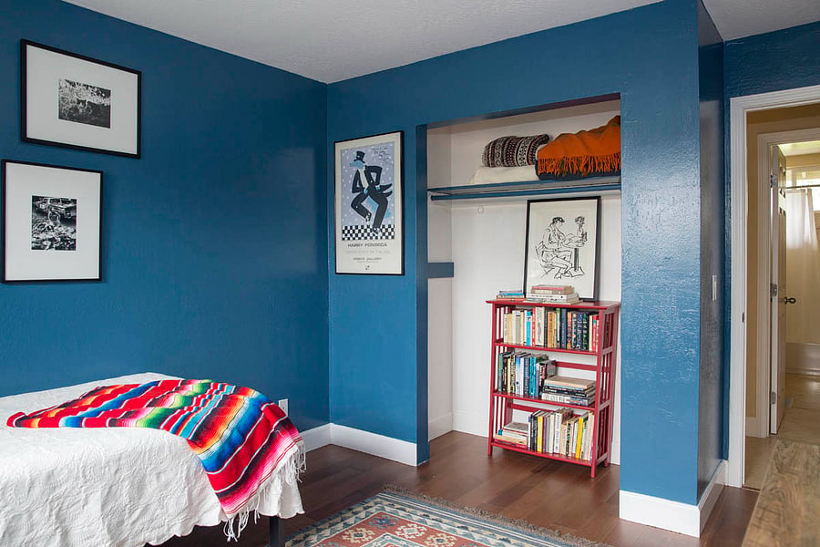 Library in blue room. Books stay in-house.