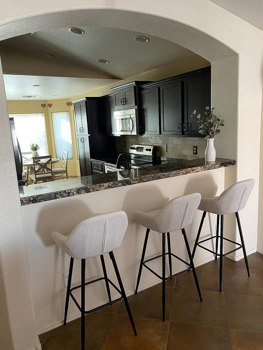 Eating bar between living area and kitchen