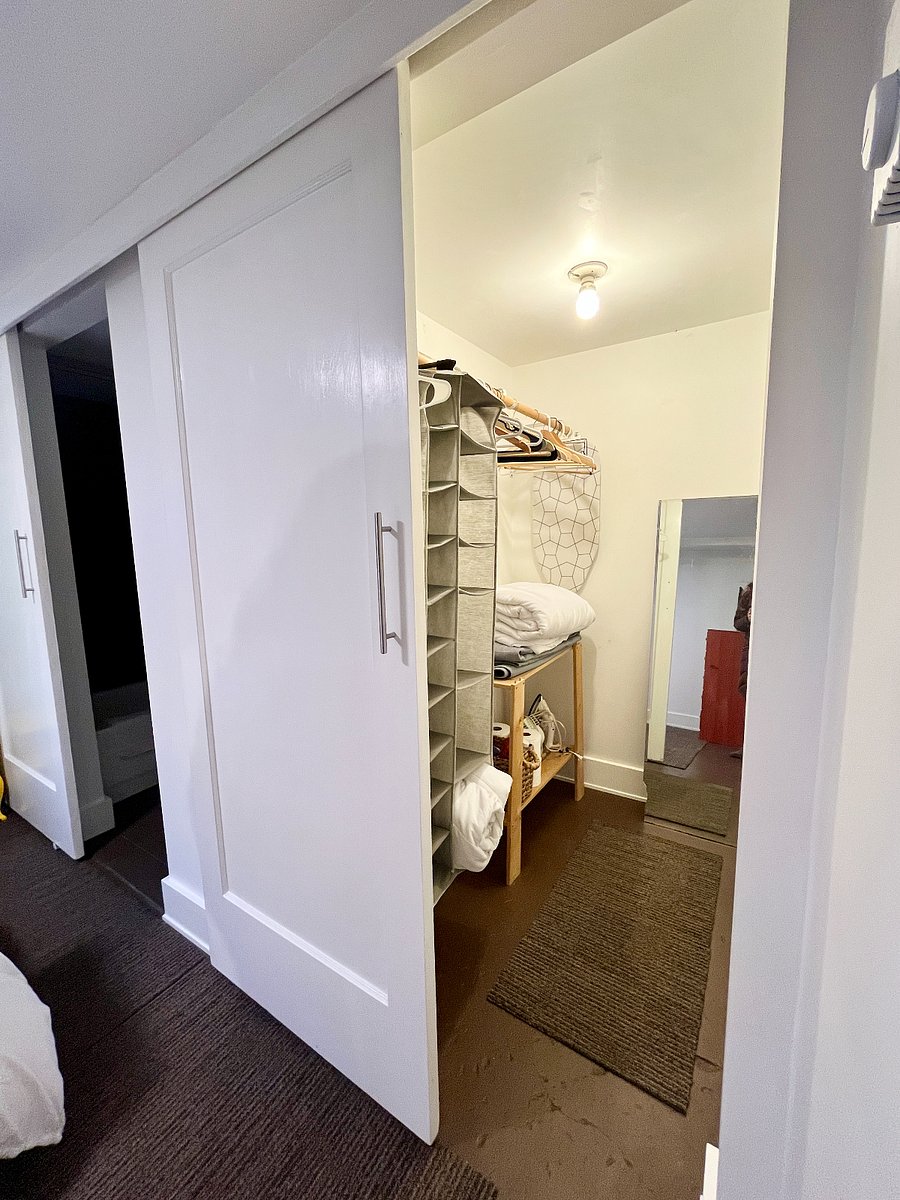 Walk-in closet 