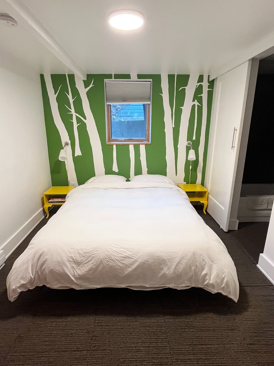 Bedroom with queen size bed