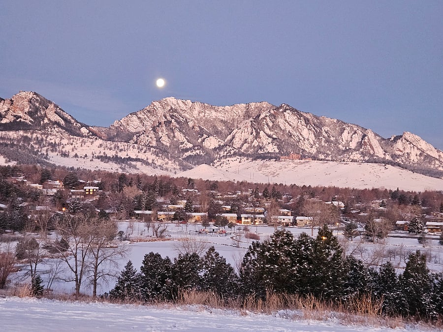 View west fromthe walking path around Viele Lake. This is about a 10 minute walk from the house. This is also the location of the South Boulder Rec Center.