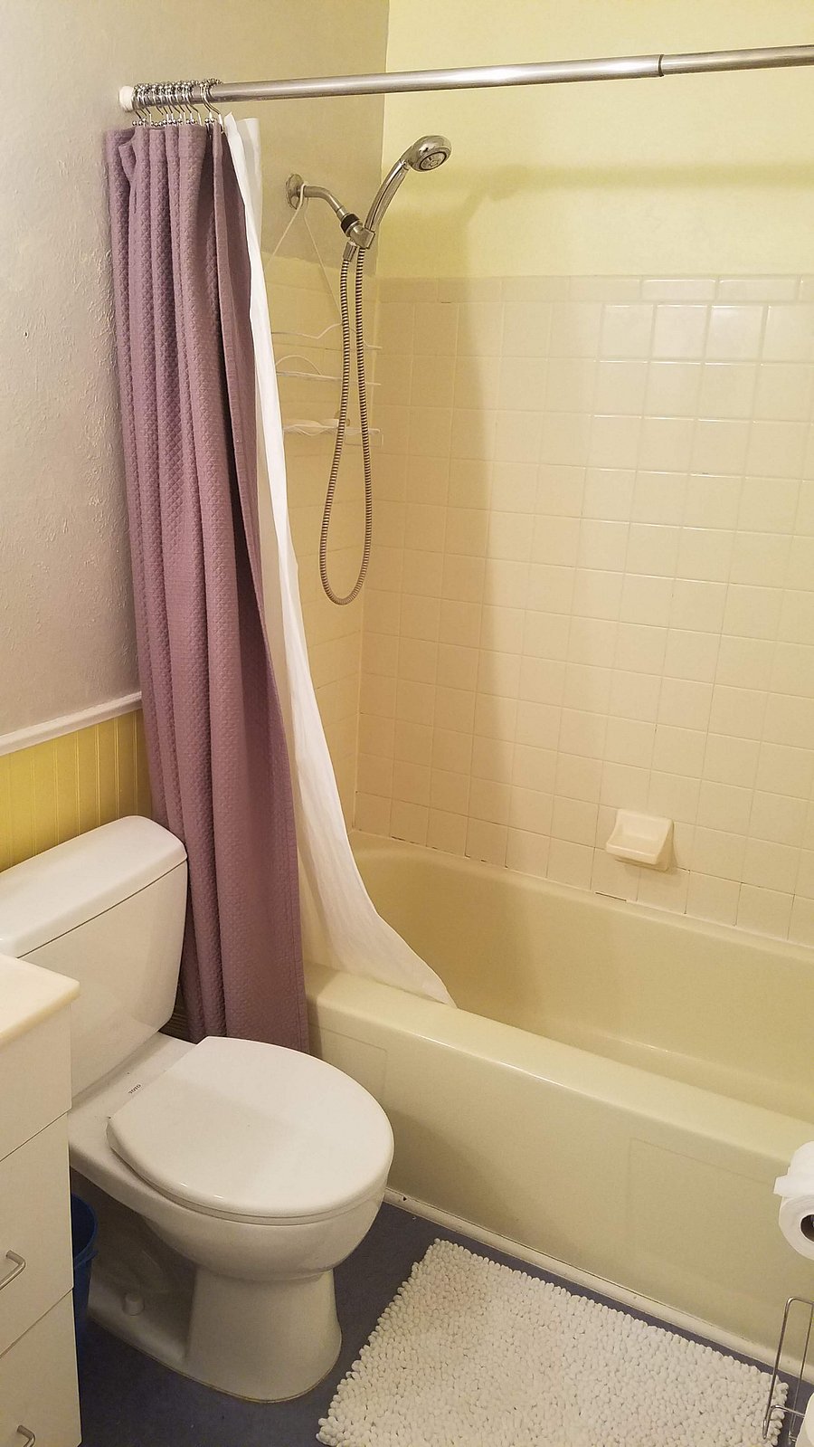 Tub/shower combo in bathroom