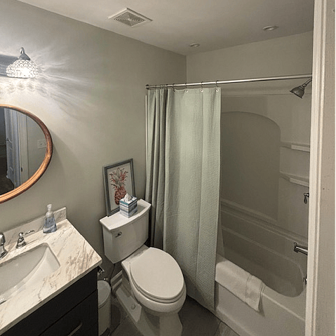 Full hall bath
