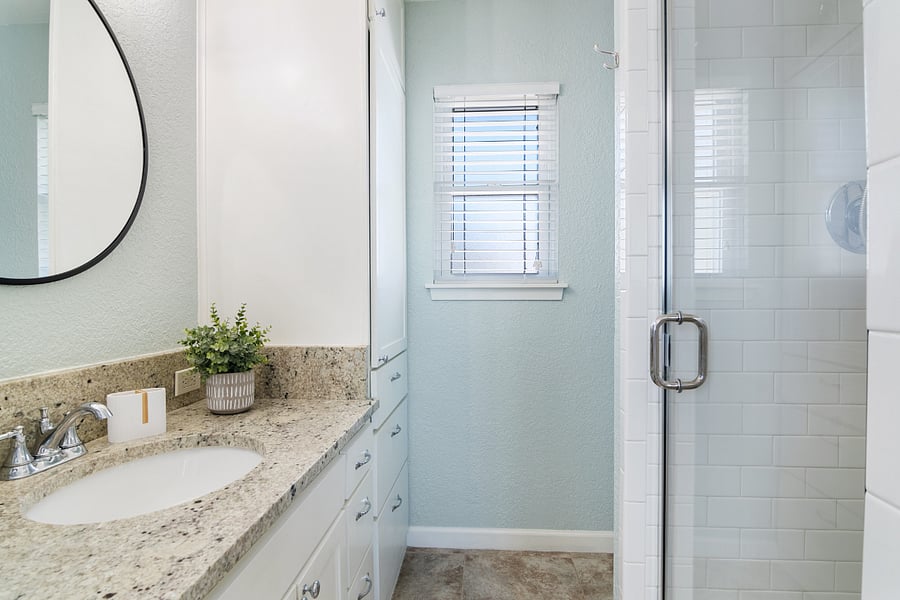 En-suite primary bathroom