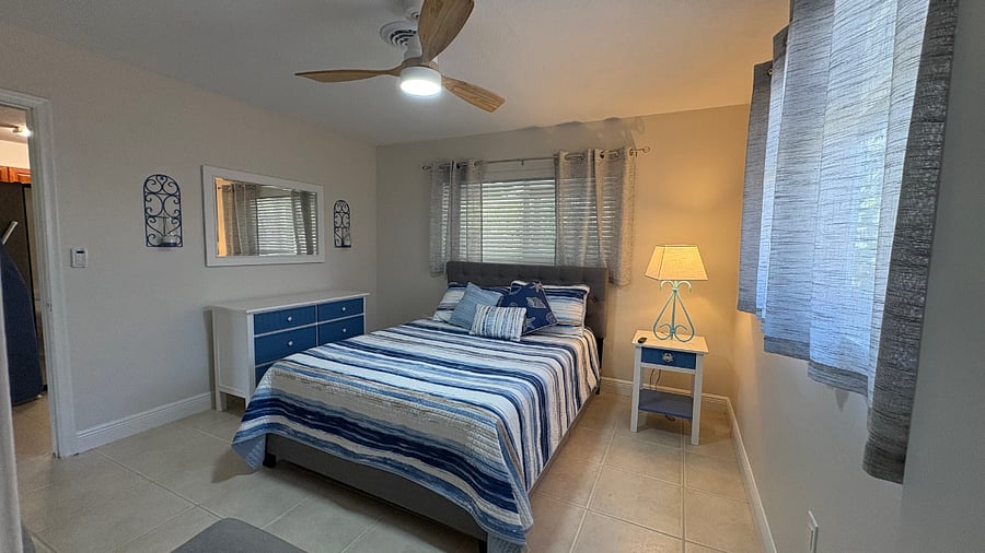 Master Bedroom Queen Bed with full walk in closet