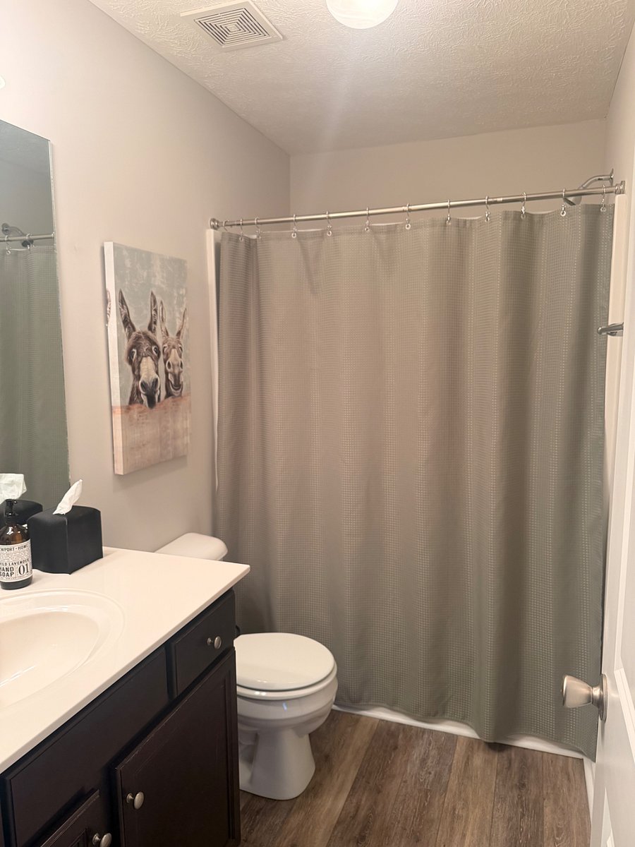 Upstairs full bathroom