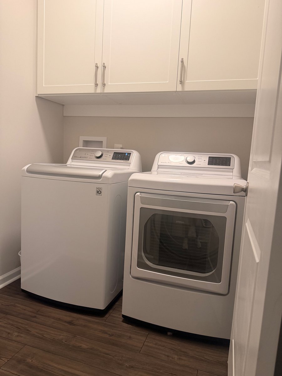 Laundry room (first floor)