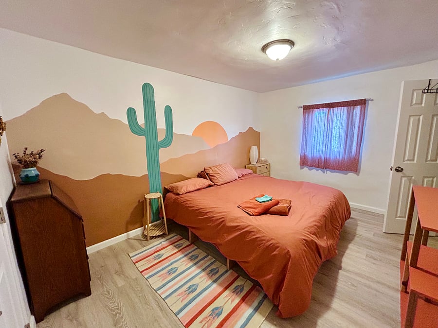 Master Bedroom
King bed
