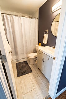 Upstairs full bathroom.