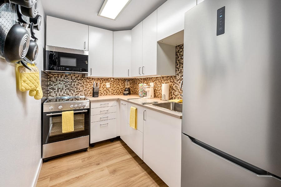 newly renovated kitchen with all amenities
l