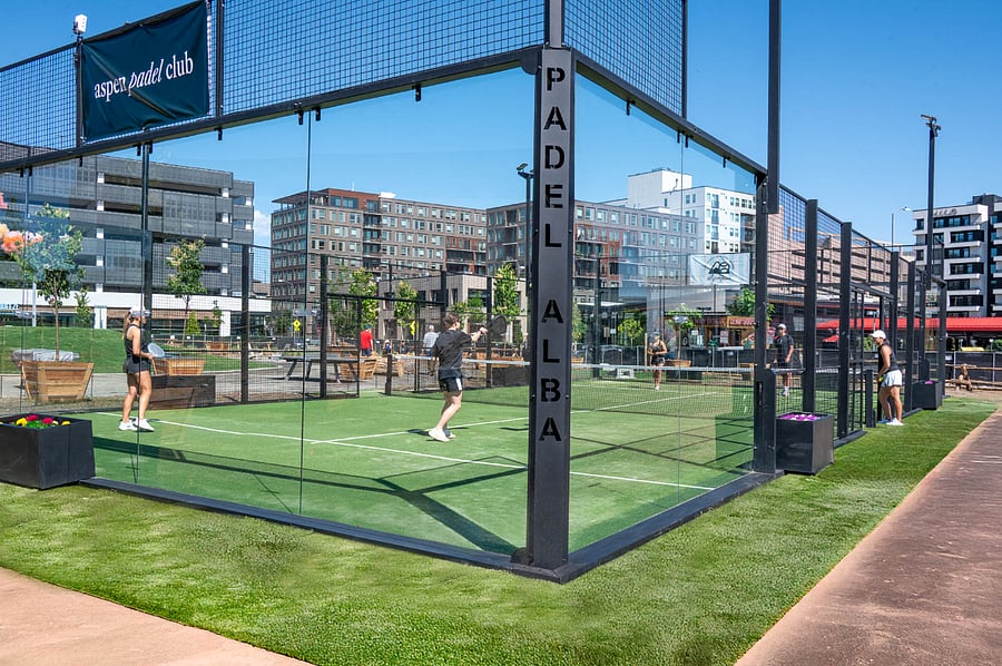 close to restaurants, bars, parks, banks and Trader Joe's