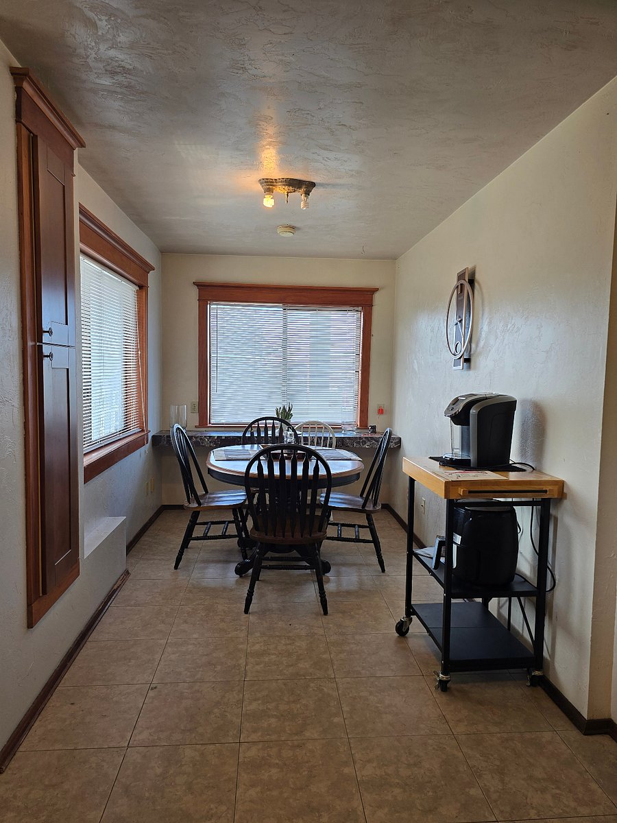 Eating nook with plenty of room and extra eating bar on the wall to enjoy the views and deck. 