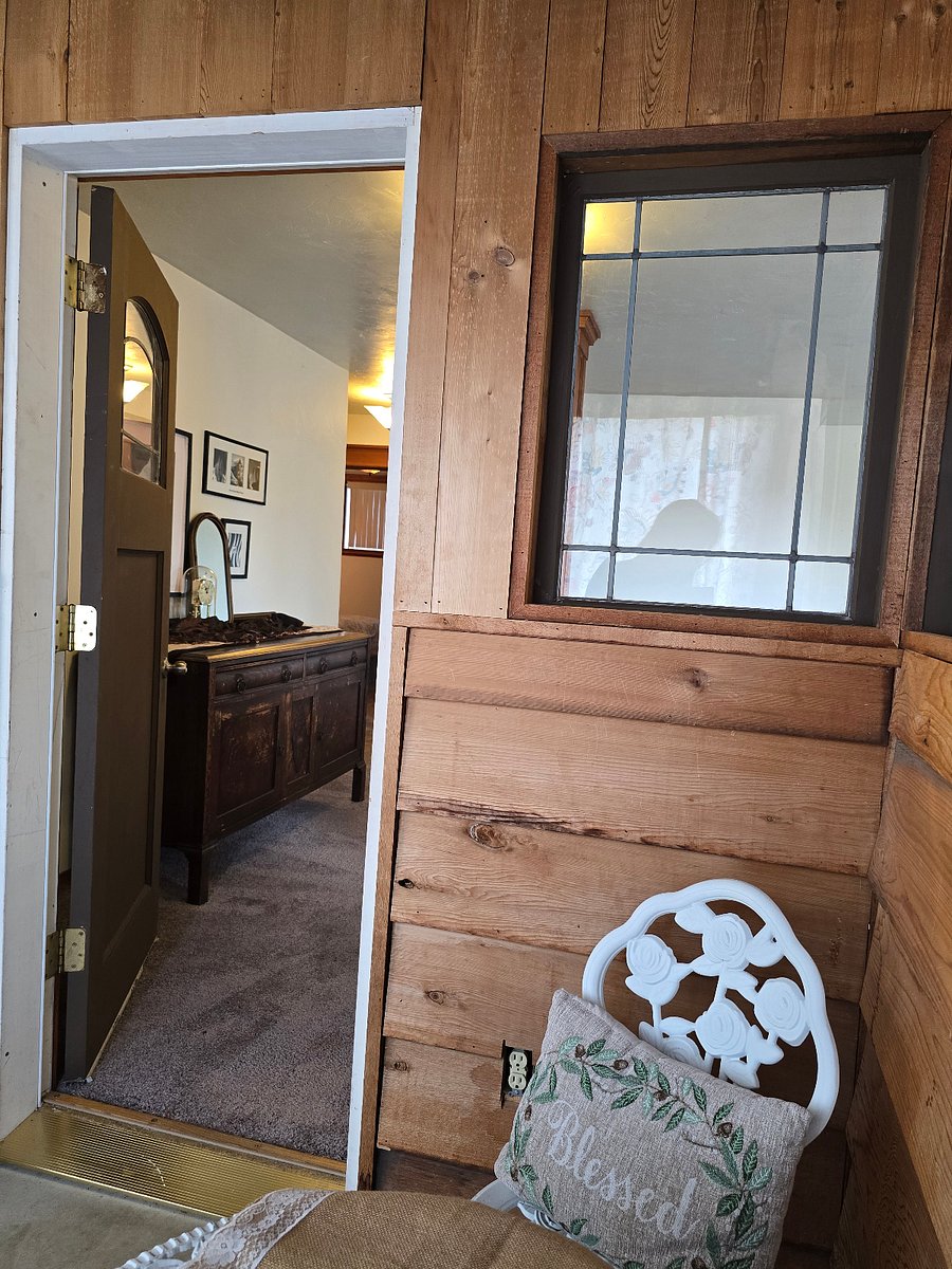 Welcome home, cedar lined interior/exterior entrance into  open floorplan and extra tall 9' ceilings.  