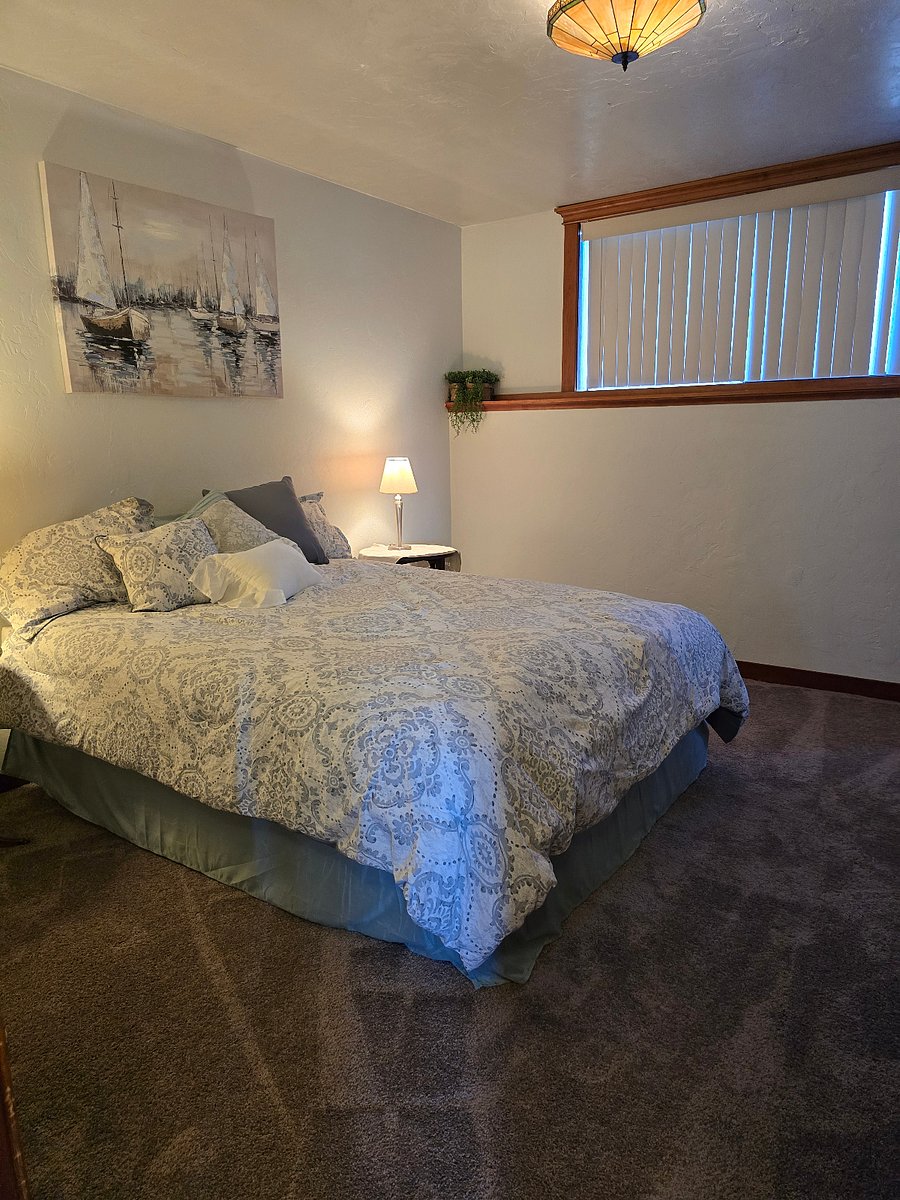 Main bedroom with natural lighting, oversize close space and en suite bathroom