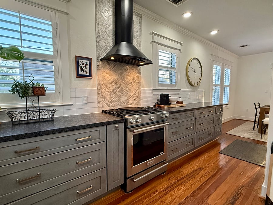 4 burner gas stove, gas oven, soft-close drawer cabinets