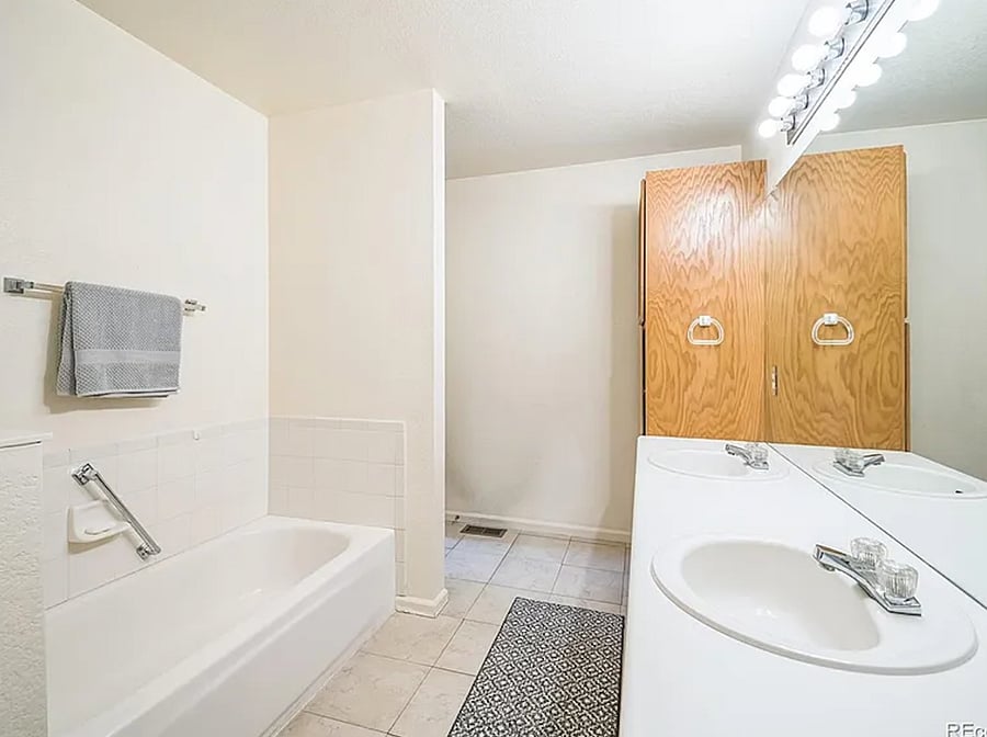 Master bathroom picture #2