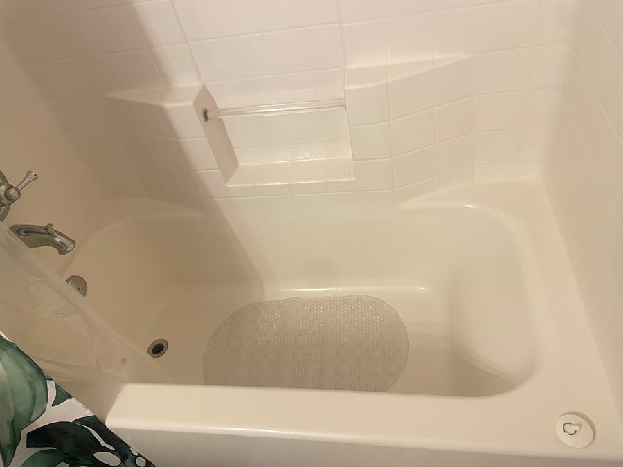 Private guest shower and tub