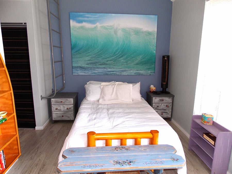 Full size bed, and ladder up to the loft that has an additional 2 twin beds.