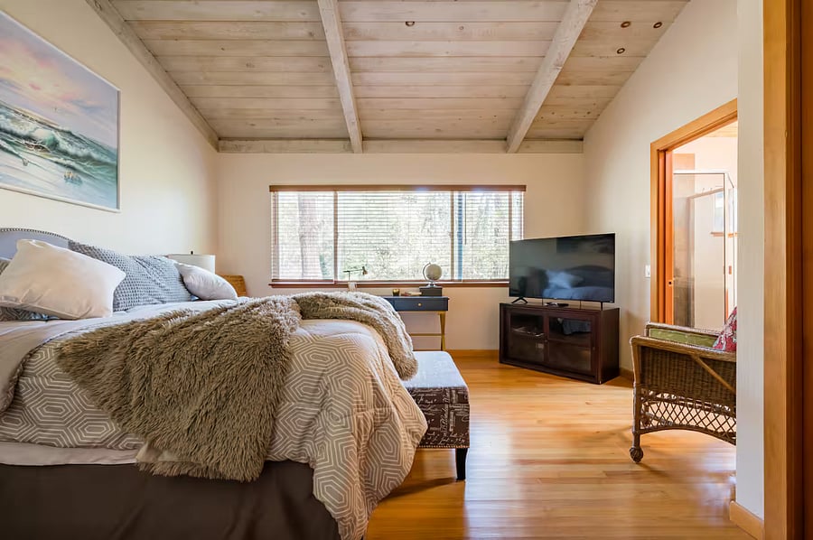 Master bedroom with 44" TV.