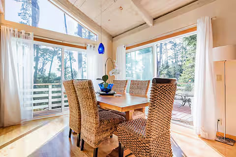 Dining room seats 6.