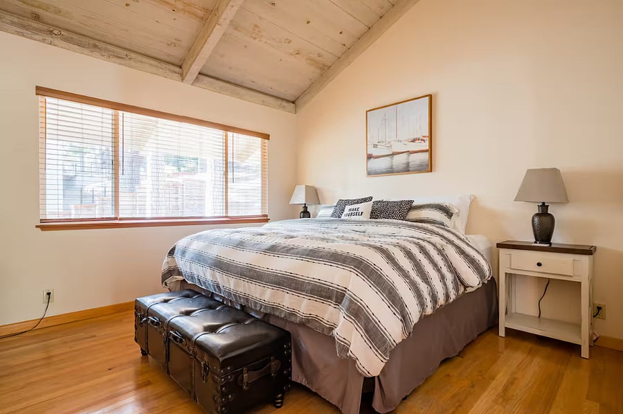 Guest bedroom. King bed.