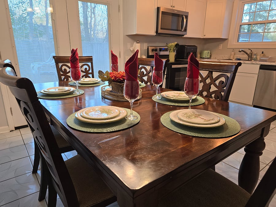 Ample seating for six with full kitchen amenities.