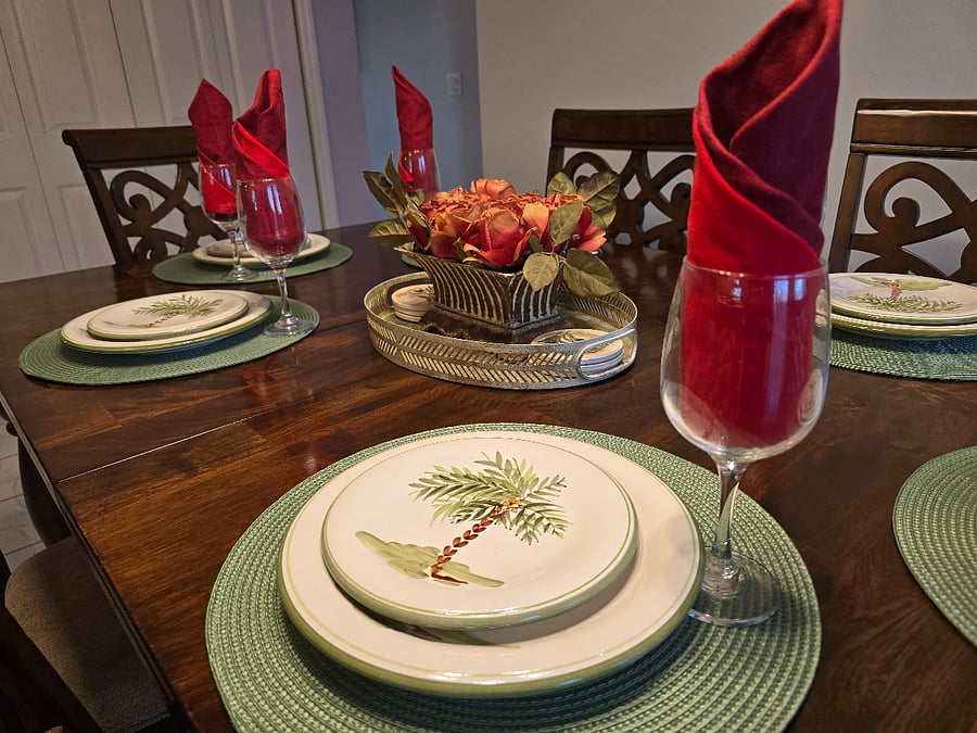 Ample seating for six with full kitchen amenities.