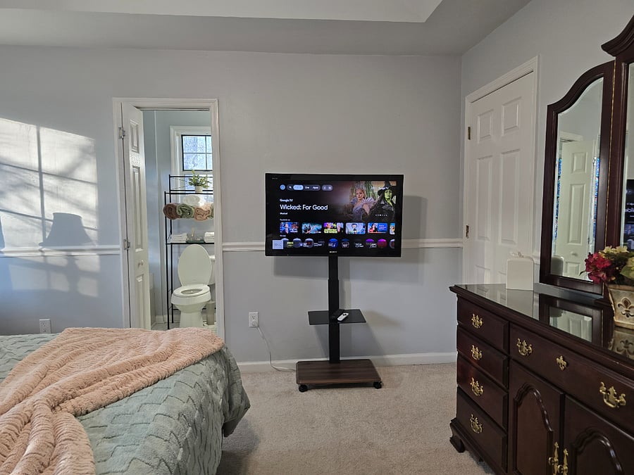Main bedroom with 42" Smart TV and en-suite bathroom.
