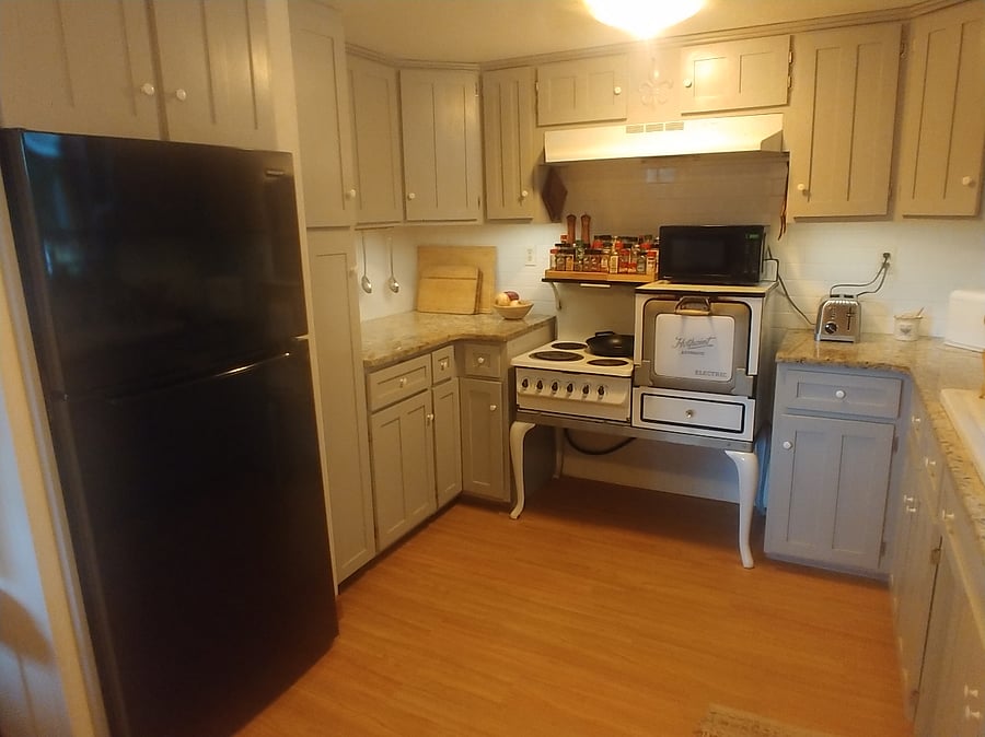 Kitchen with vintage electric stove/oven