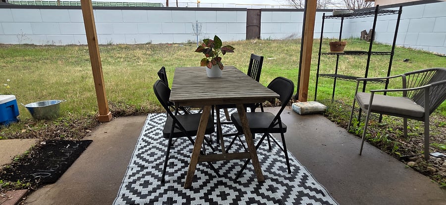 Pecan Porch Retreat covered patio outdoor dining, lounging, room to play and disc golf basket (plus a set of discs).