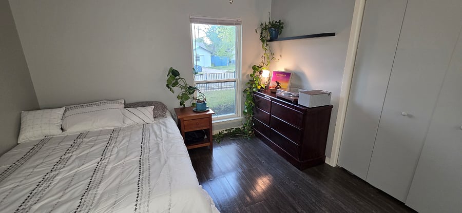 Queen bed, record player plus records, speaker with Bluetooth option too Queen bed and office space for two
