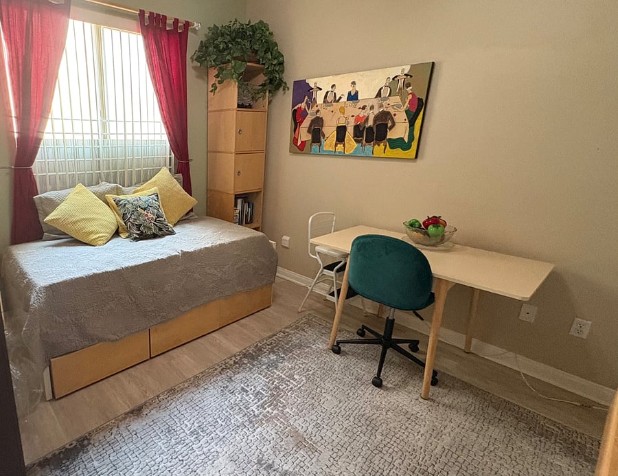 Two other walls of the kitchenette room