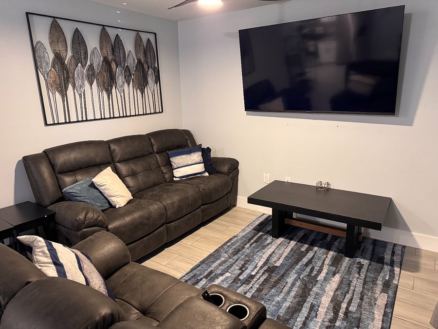 Living / Common area 70" screen TV. WIFI and ALL Streaming services