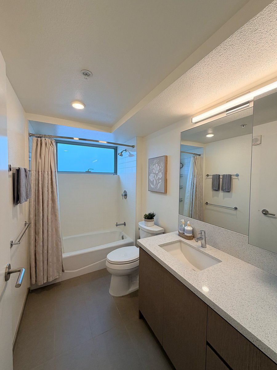 Primary bathroom (en suite)