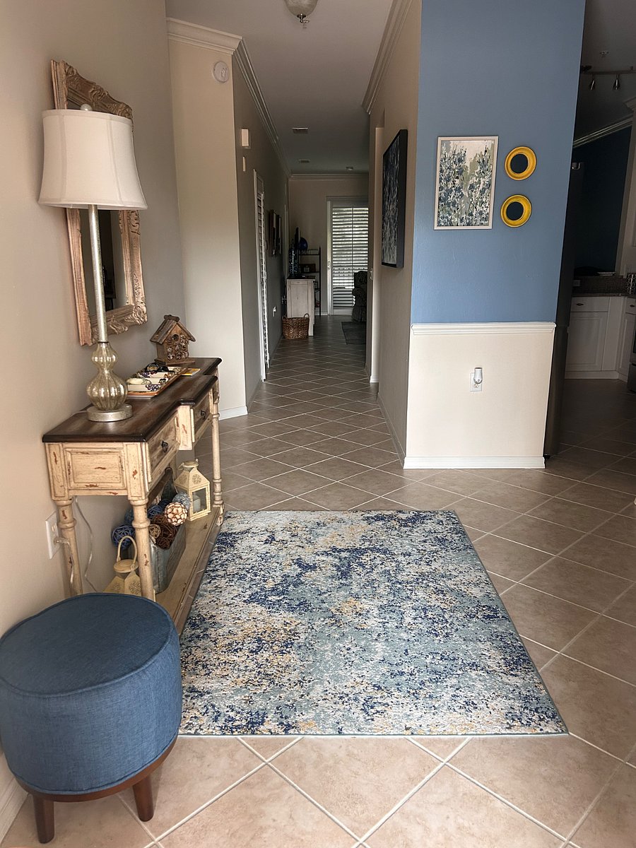 Spacious entryway 