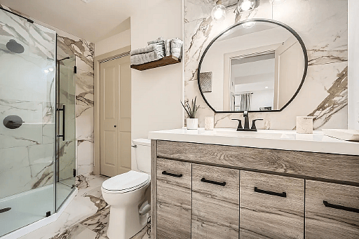 No need to take the stairs, a full bathroom is only a few steps away - spacious, practical and beautifully designed.
